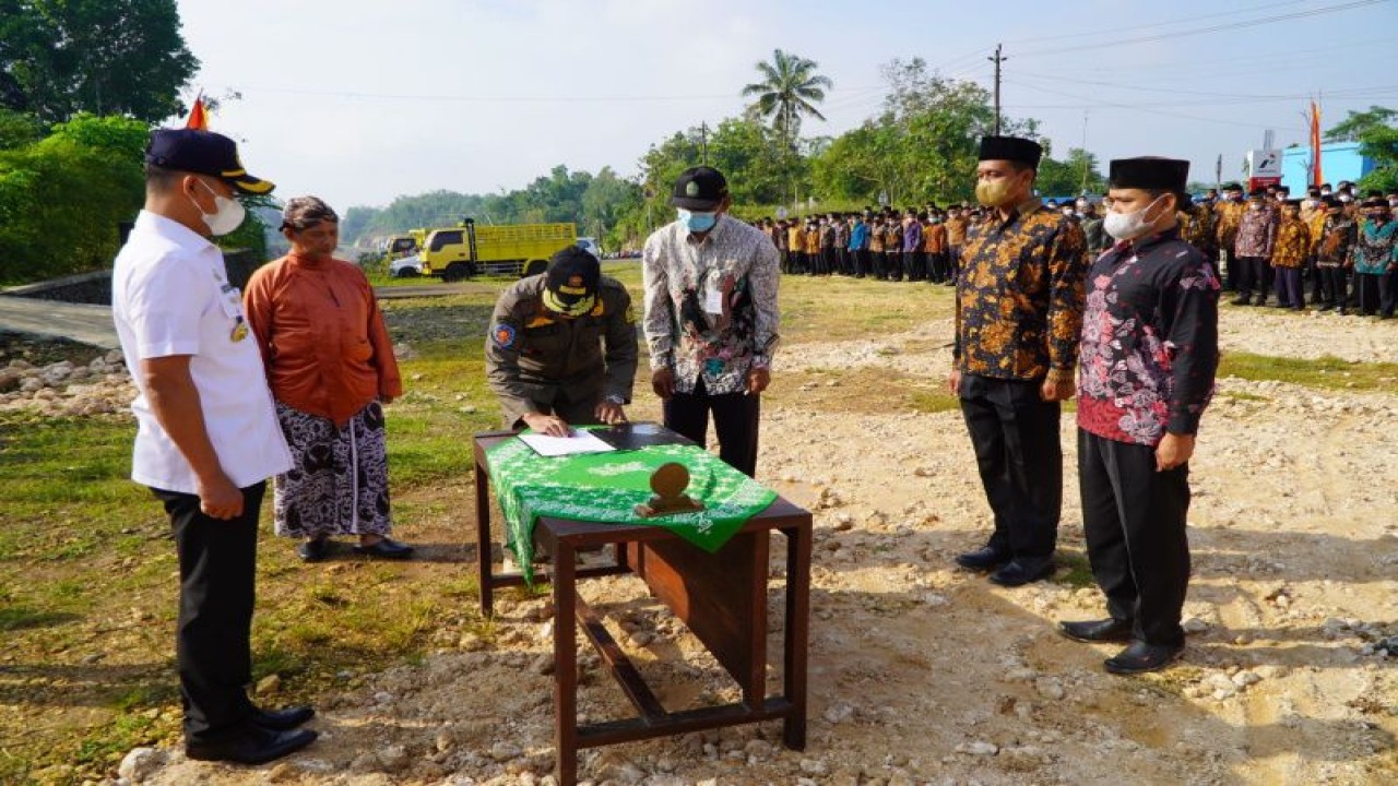 Bupati Gunungkidul Sunaryanta mengukuhkan kelompok jaga warga. (ANTARA/HO-Humas Pemkab Gunungkidul)