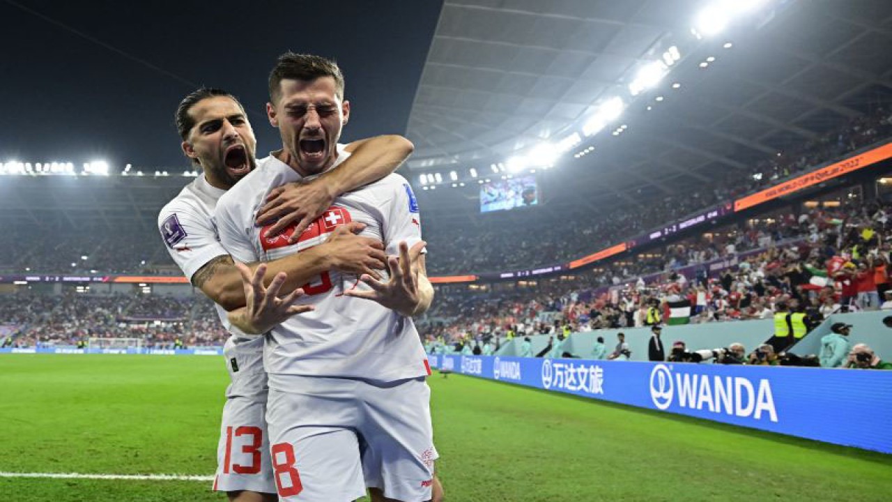 Gelandang Swiss Remo Freuler (kanan) melakukan selebrasi dengan rekan setimnya Ricardo Rodriguez setelah mencetak gol ketiga untuk timnya dalam pertandingan Grup G lawan Serbia di Stadium 974, Doha pada 3 Desember 2022. ANTARA/AFP/JAVIER SORIANO