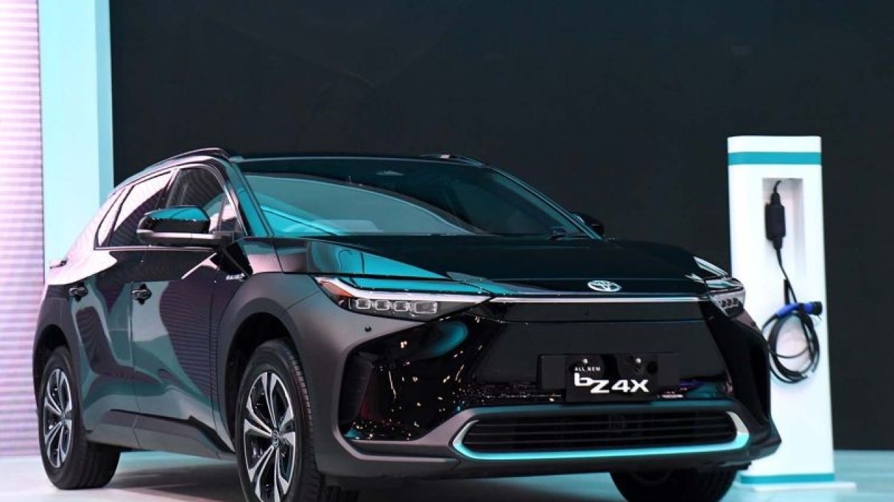 Mobil listrik Toyota bZ 4X di pamerkan pada pameran otomotif Gaikindo Indonesia International Auto Show (GIIAS) 2022 di ICE BSD, Tangerang, Banten, Kamis (11/8/2022). ANTARA FOTO/Hafidz Mubarak A/aww.