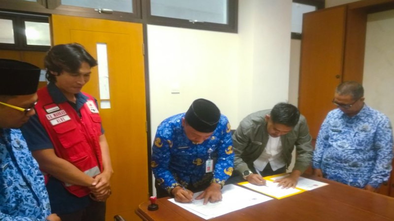 Penandatanganan perjanjian kerja sama antara PMI dan BPBD Natuna di Ranai, Natuna, Kepri, Selasa (29/11/2022). (ANTARA/HO-PMI Natuna)