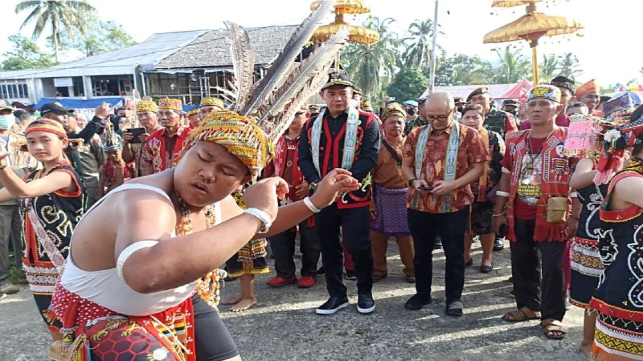 Tarian Suku Dayak Tamambaloh yang disebut Tariak Manyialo atau tarian menyambut tamu saat pembukaan Festival Danau Sentarum, di Lanjak Kecamatan Batang Lupar, wilayah Kabupaten Kapuas Hulu Kalimantan Barat, Kamis sore (1/12/2022). ANTARA/Teofilusianto Timotius.