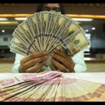 Teller memegang mata uang Dolar AS dan Rupiah di sebuah tempat penukaran uang, Jakarta, Rabu (6/7/2022). (ANTARA FOTO/Subur Atmamihardja/wsj/foc.)-1670815329