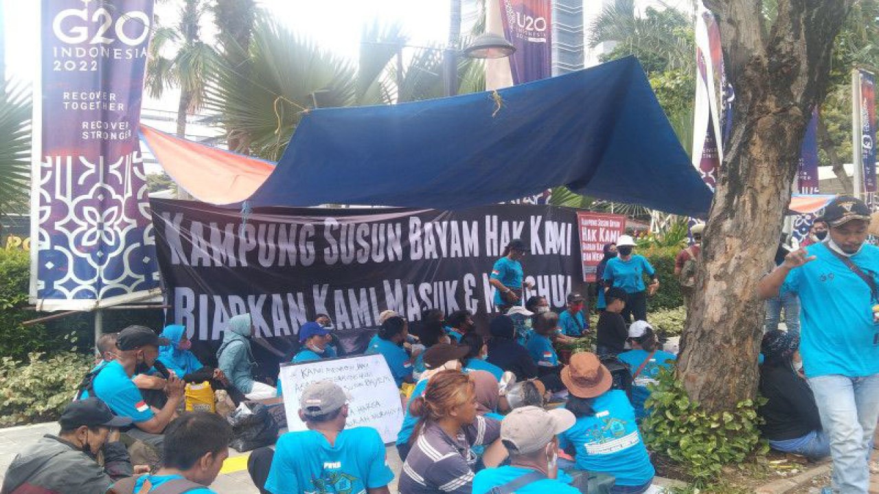 Sejumlah warga Kampung Bayam, Jakarta Utara, mendirikan tenda sembari berunjuk rasa meminta kejelasan terkait hunian di Kampung Susun Bayam (KSB) di depan Balai Kota Jakarta, Kamis (1/11/2022). ANTARA/Dewa Ketut Sudiarta Wiguna