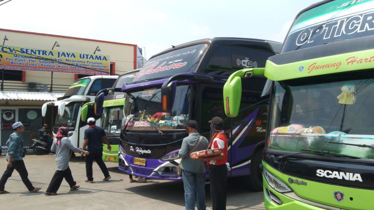 Arsip Foto - Calon pemudik bersiap berangkat dari Terminal Bus Lebak Bulus, Jakarta, Rabu (21/4/2021). (ANTARA/Dewa Ketut Sudiarta Wiguna)