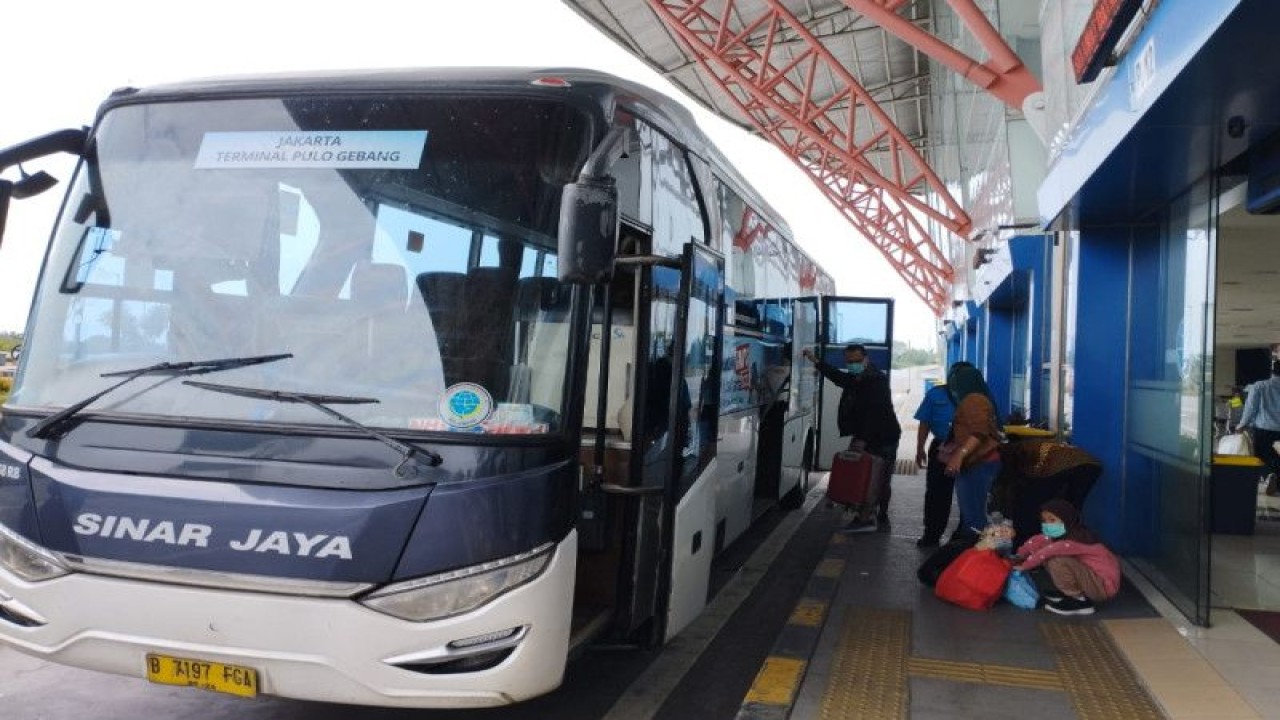 Para penumpang bus arus balik Lebaran 2022 tiba di Terminal Terpadu Pulo Gebang (TTPG), Jakarta Timur, pada Senin (9/5/2022). ANTARA/Rizka Khaerunnisa