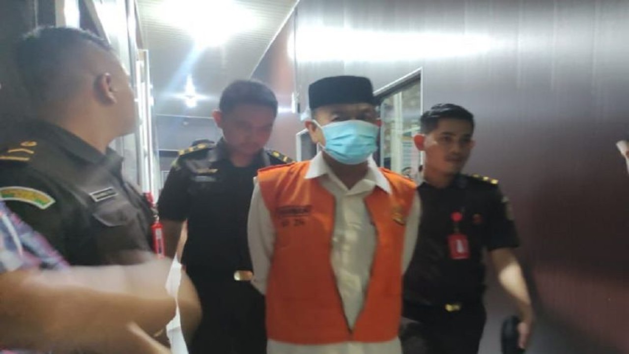 Tersangka dugaan penyelewengan dana PDAM di Kantor Kejari Pijay. ANTARA/HO