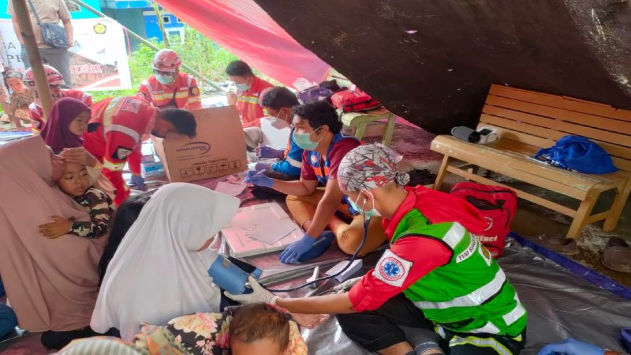 Tim medis Berau Coal-Sinar Mas Peduli memberi pelayanan kesehatan bagi warga korban gempa di Cianjur. (ANTARA/HO-Berau Coal)