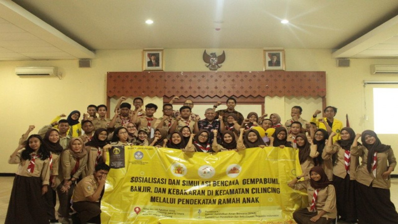 Tim Pengmas FMIPA UI Gandeng Kemendikbud untuk Sosialisasi Mitigasi Bencana Ramah Anak di Cilincing Jakarta Utara. (FOTO ANTARA/HO-Humas UI)