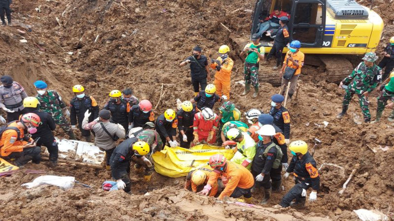 Tim Pencarian dan Pertolongan (SAR) gabungan mengevakuasi dua jenazah yang terkubur tanah akibat gempa bumi di Desa Cijedil, Kecamatan Cugenang, Kabupaten Cianjur, Provinsi Jawa Barat, Senin (28/11/2022). (ANTARA/Andi Firdaus)