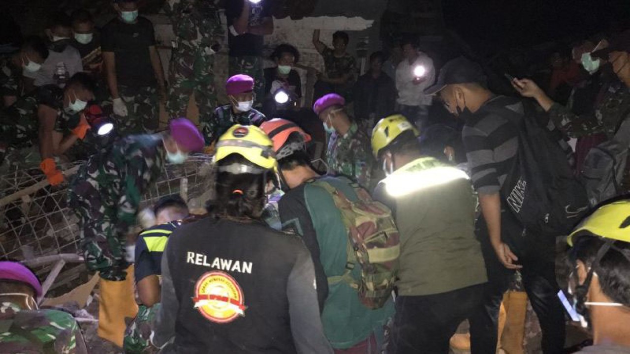 Tim SAR gabungan berhasil menemukan jasad anak laki-laki 11 tahun dari balik puing rumah yang ambruk di Desa Cibulakan, Kecamatan Cugenang, Kabupaten Cianjur, Jawa Barat, Ahad (11/12/2022).(FOTO ANTARA/Ahmad Fikri).