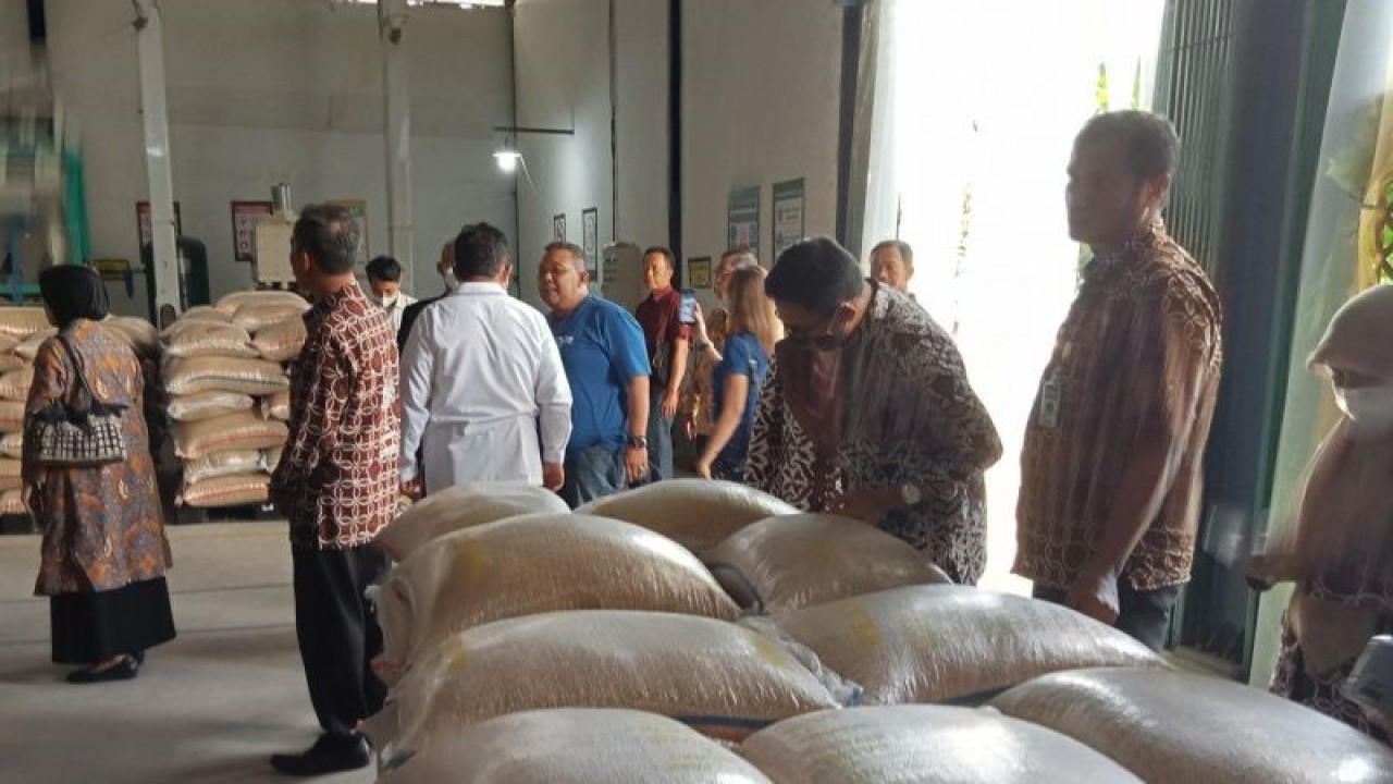 Tinjauan proses dan pengelolaan komoditas di Gudang SRG Niten, Kabupaten Bantul, DIY, Kamis (1/12/2022) (ANTARA/Hery Sidik)