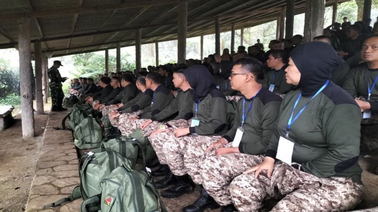 Suasana pelatihan yang dijalani ratusan pegawai PT TransJakarta di Dodik Latpur, Pasir Rengit, Gunung Salak, Bogor, Jawa Barat, Kamis (1/12/2022) ANTARA/Walda