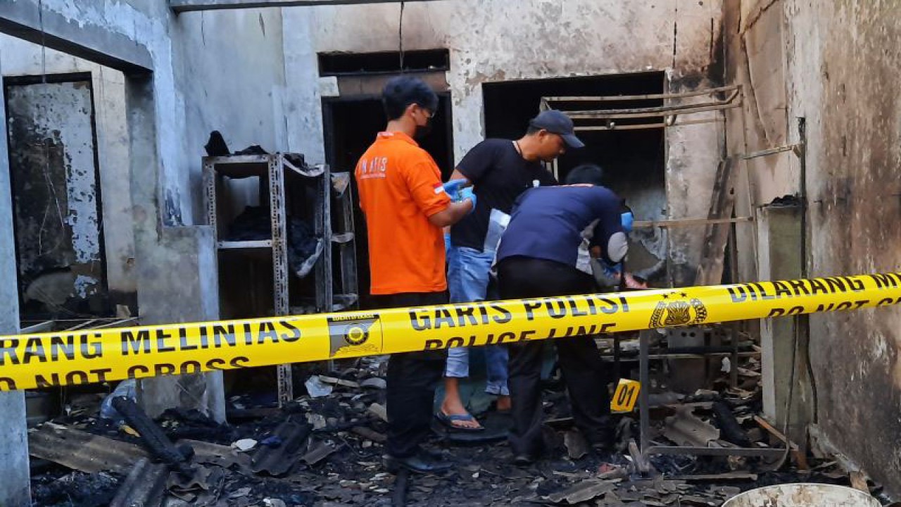 Petugas dari INAFIS Polresta Tangerang saat melakukan olah TKP kebakaran toko laundry di Kabupaten Tangerang. (ANTARA/Azmi Samsul Maarif)