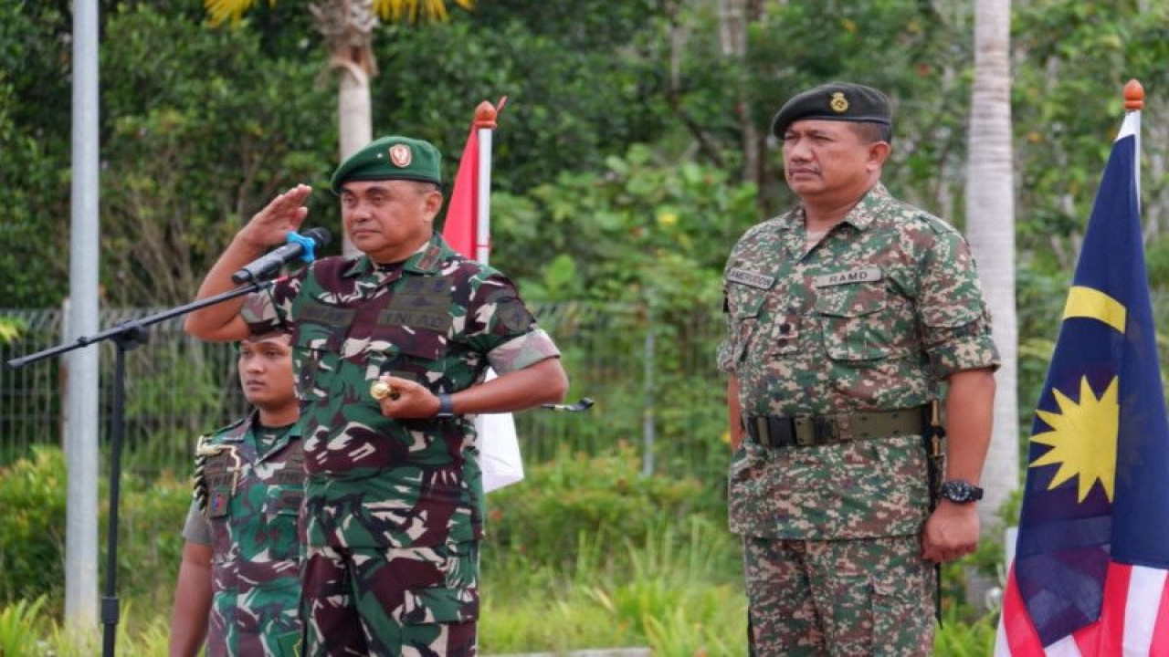 Upacara Penutupan patroli koordinasi antara TNI Satgas Pamtas Yonarmed 19/105 Trk Bogani dengan Tentara Diraja Malaysia (TDM) di Kecamatan Badau, wilayah Kapuas Hulu Kalimantan Barat, Kamis (1/12/2022). ANTARA/HO-Penerangan Yonarmed 19/105 Trk Bogani. (Teofilusianto Timotius)