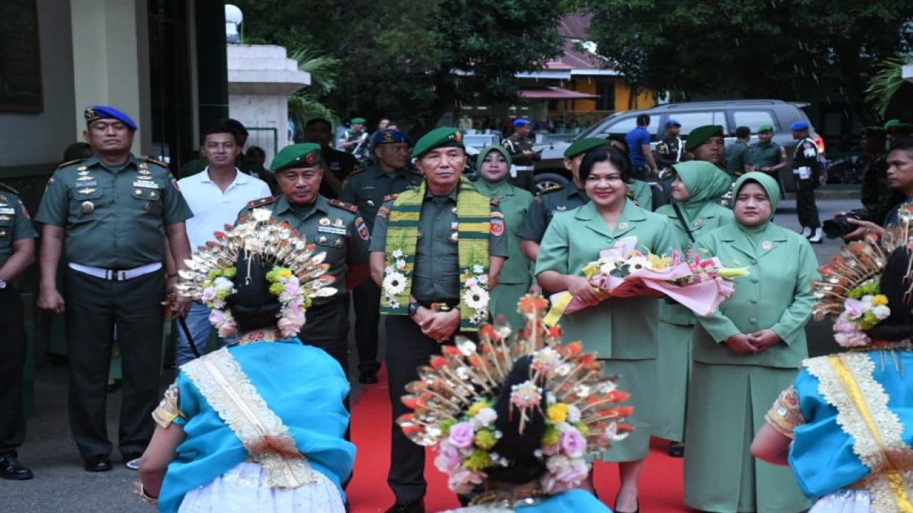 Suasana penyambutan Pangdam XIV/Hasanuddin Mayjen TNI Totok Imam Santoso sebelum mendapatkan gelar adat dari Bupati Bone H Andi Fashar Padjalangi di kawasan Museum Arung Palakka, Kabupaten Bone. Antara/ HO-Kodam XIV/Hasanuddin