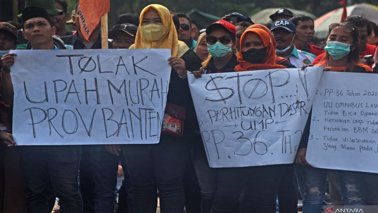 Sejumlah buruh yang tergabung dalam Serikat Pekerja Nasional (SPN) berunjuk rasa di depan Kantor Gubernur Banten di Serang, Selasa (6/12/2022). ANTARA FOTO/Asep Fathulrahman/nym. (ANTARA FOTO/ASEP FATHULRAHMAN)