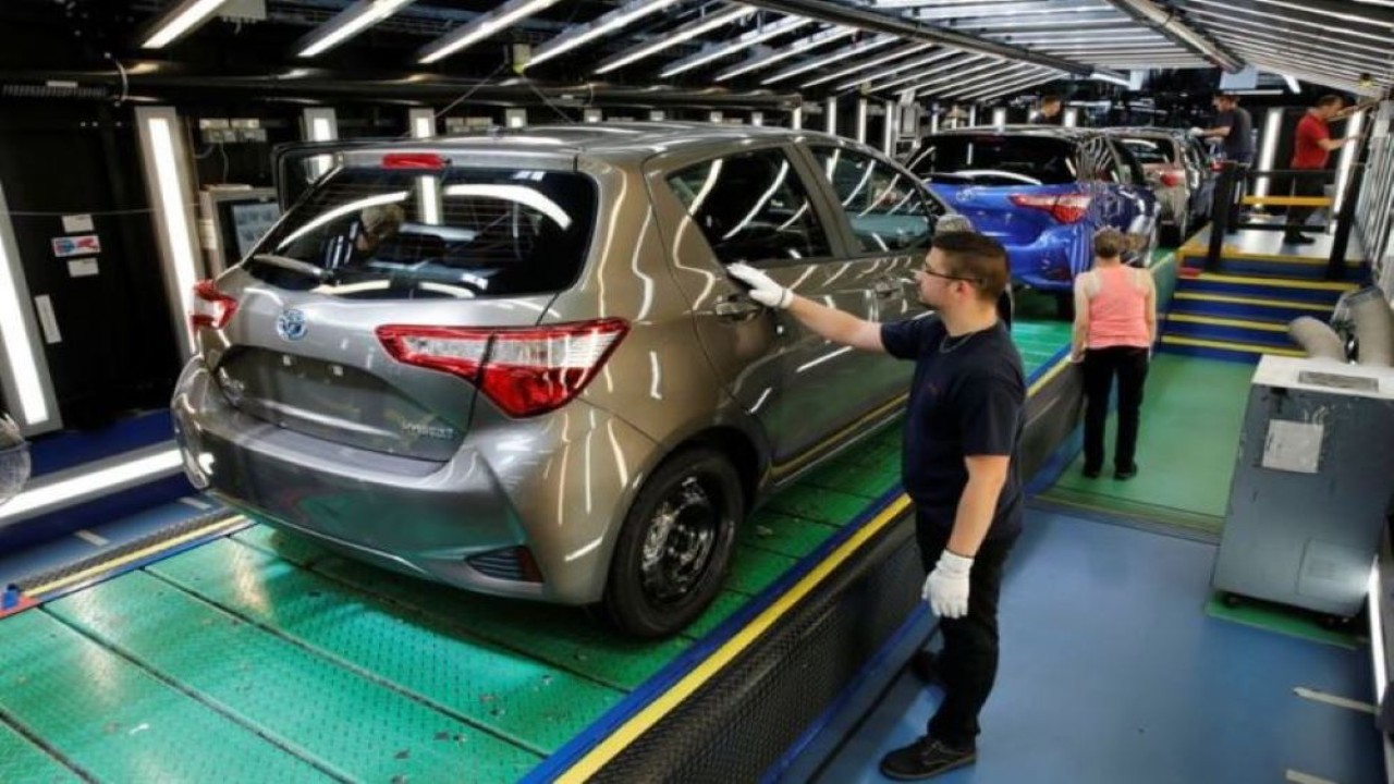 Seorang pekerja Toyota Motor Corp., memeriksa mobil Yaris di jalur produksi pabrik perusahaan di Onnaing, dekat Valenciennes, Prancis, 17 Mei 2017. (Benoit Tessier/Reuters)