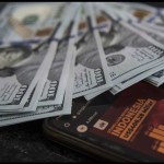 Tumpukan uang dolar AS berada di gerai penukaran mata uang asing VIP (Valuta Inti Prima) Money Changer, Jakarta, Rabu (16/11/2022). ANTARA FOTO/Muhammad Adimaja/foc.-1671159729
