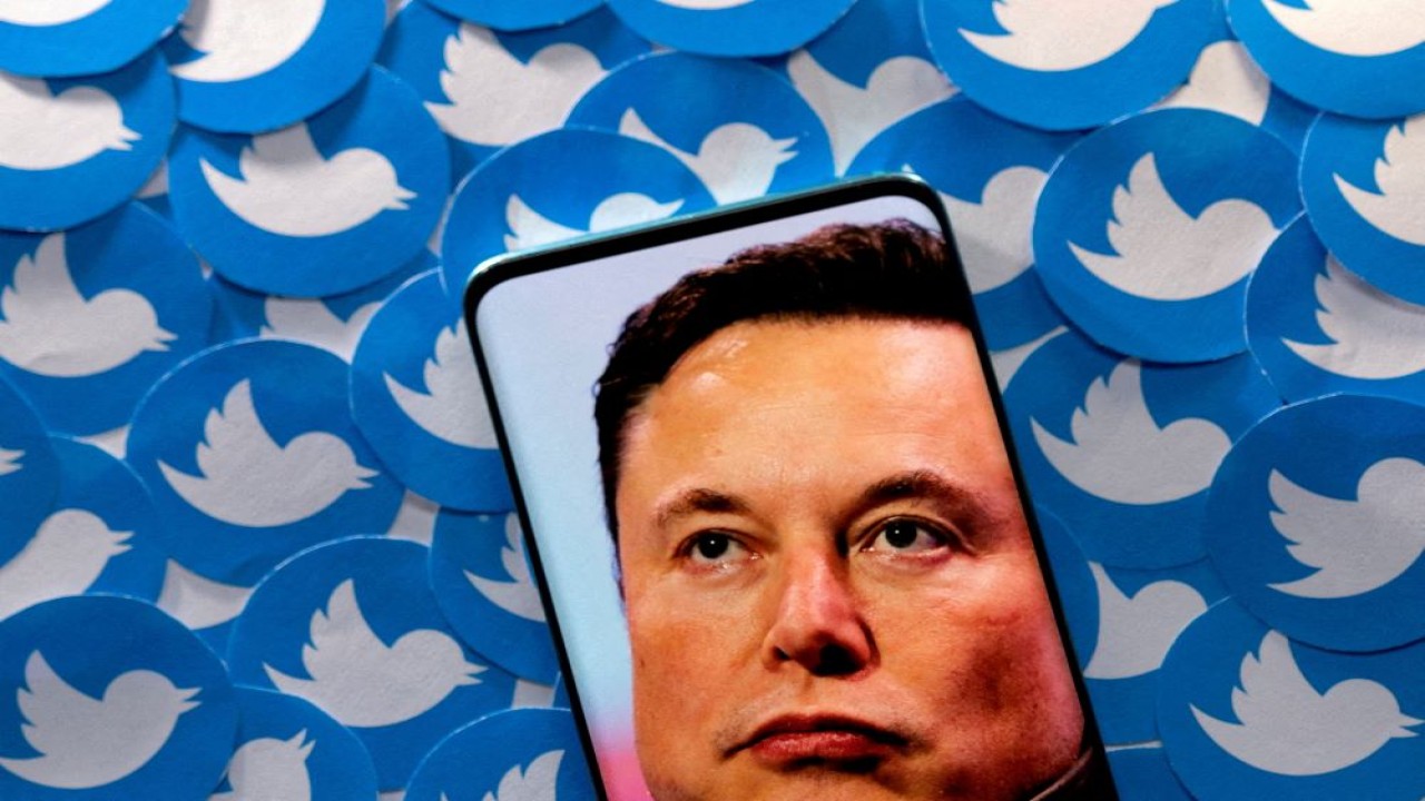 Ilustarsi. Gambar Elon Musk terlihat di smartphone yang ditempatkan di logo Twitter tercetak dalam ilustrasi gambar ini yang diambil 28 April 2022. (Dado Ruvic/Reuters)