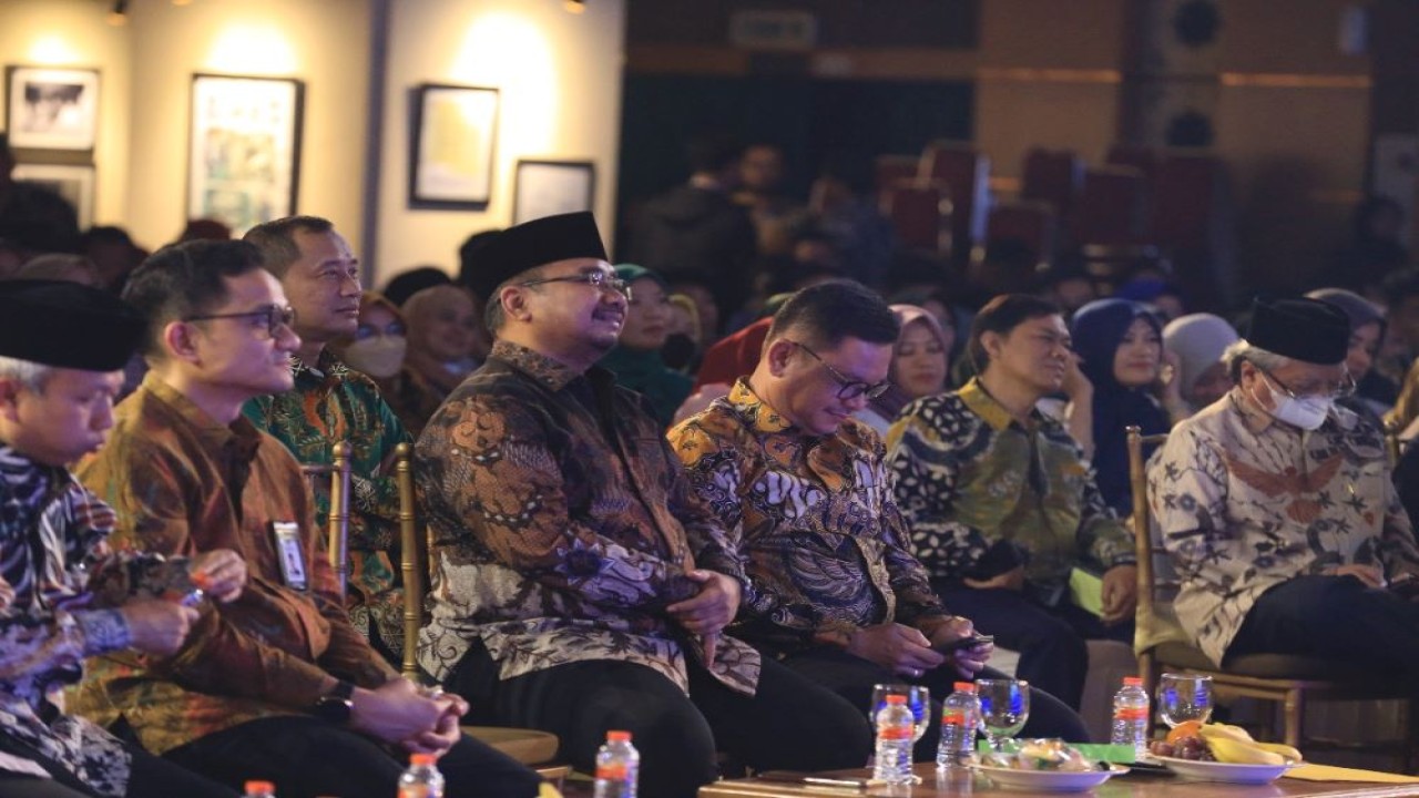 Menteri Agama Yaqut Cholil Qoumas menghadiri acara Ikatan Keluarga Alumni UIN (IKALUIN) Award yang digelar di Auditorium Harun Nasution UIN Syarif Hidayatullah, Jakarta, Jumat (23/12/2022) Malam. (Istimewa/Kemenag)