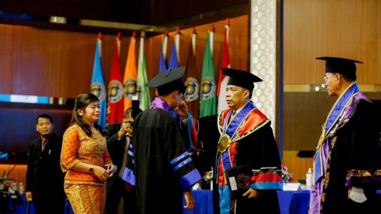 Rektor UMSU Prof Agussani saat prosesi wisuda 2.357 lulusan pada wisuda periode II tahun 2022 yang dilangsungkan selama tiga hari, mulai 12-14 Desember 2012 di Selecta Convention Hall Medan. (ANTARA/Juraidi)