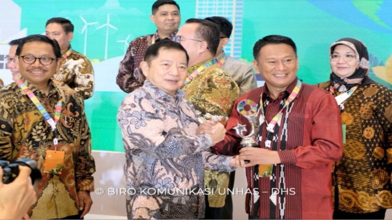 Wakil Rektor Unhas Prof Dr Eng Adi Maulana M.Phil mewakili Rektor Unhas menerima penghargaan oleh Menteri Bappenas Dr Suharso Monoarfa (tengah) di Jakarta.ANTARA/HO