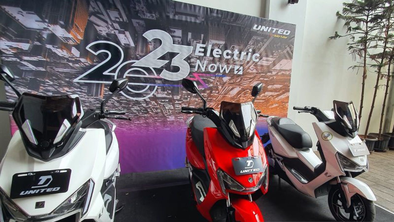 Tampilan motor listrik dari United E-Motor yang ada di bawah naungan PT. Terang Dunia Internusa dipamerkan di Gedung United Bike, Tangerang Selatan, Rabu (28/12/2022). (ANTARA/Livia Kristianti)