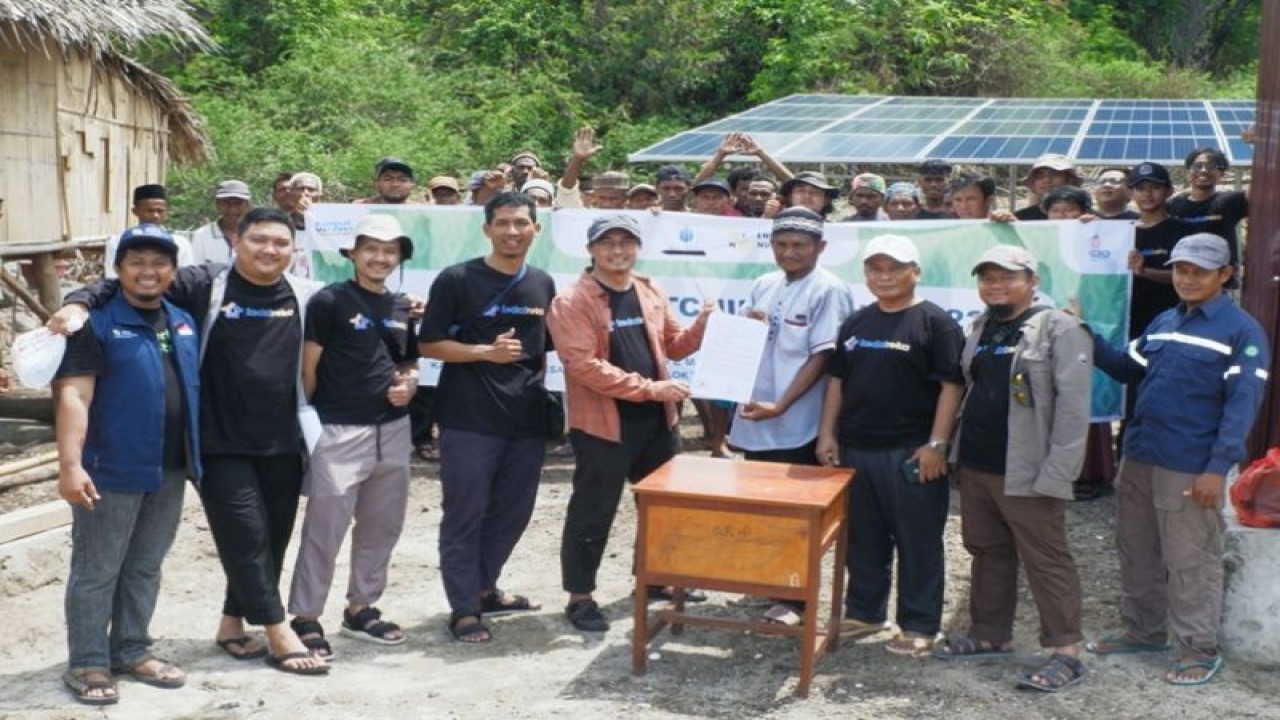 Tim dosen Universitas Mercu Buana bersama penduduk lokal memasang pembangkit listrik tenaga surya (PLTS) berbasis internet of things (IoT) di Kampung Lo’ang, Desa Kojagete, Kecamatan Alok Timur, Kabupaten Sikka, Nusa Tenggara Timur (NTT). (ANTARA/HO-Berbagi Listrik)