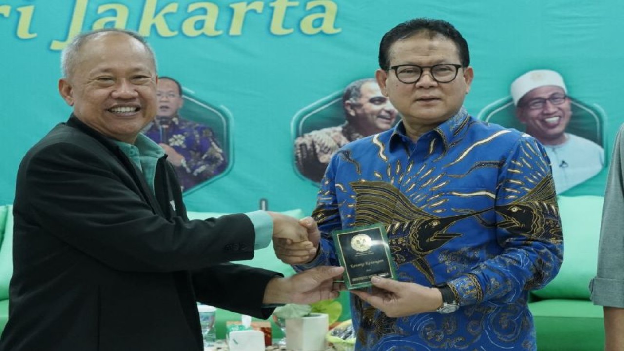 Rektor Universitas Negeri Jakarta (UNJ) Prof Komarudin (kiri) menyerahkan cenderamata pada Mantan Menteri Kelautan dan Perikanan Indonesia di era Presiden Megawati dan juga guru besar IPB University, Prof Rokhmin Dahuri, di Jakarta, beberapa waktu lalu. (ANTARA/HO- Dokumentasi Pribadi)