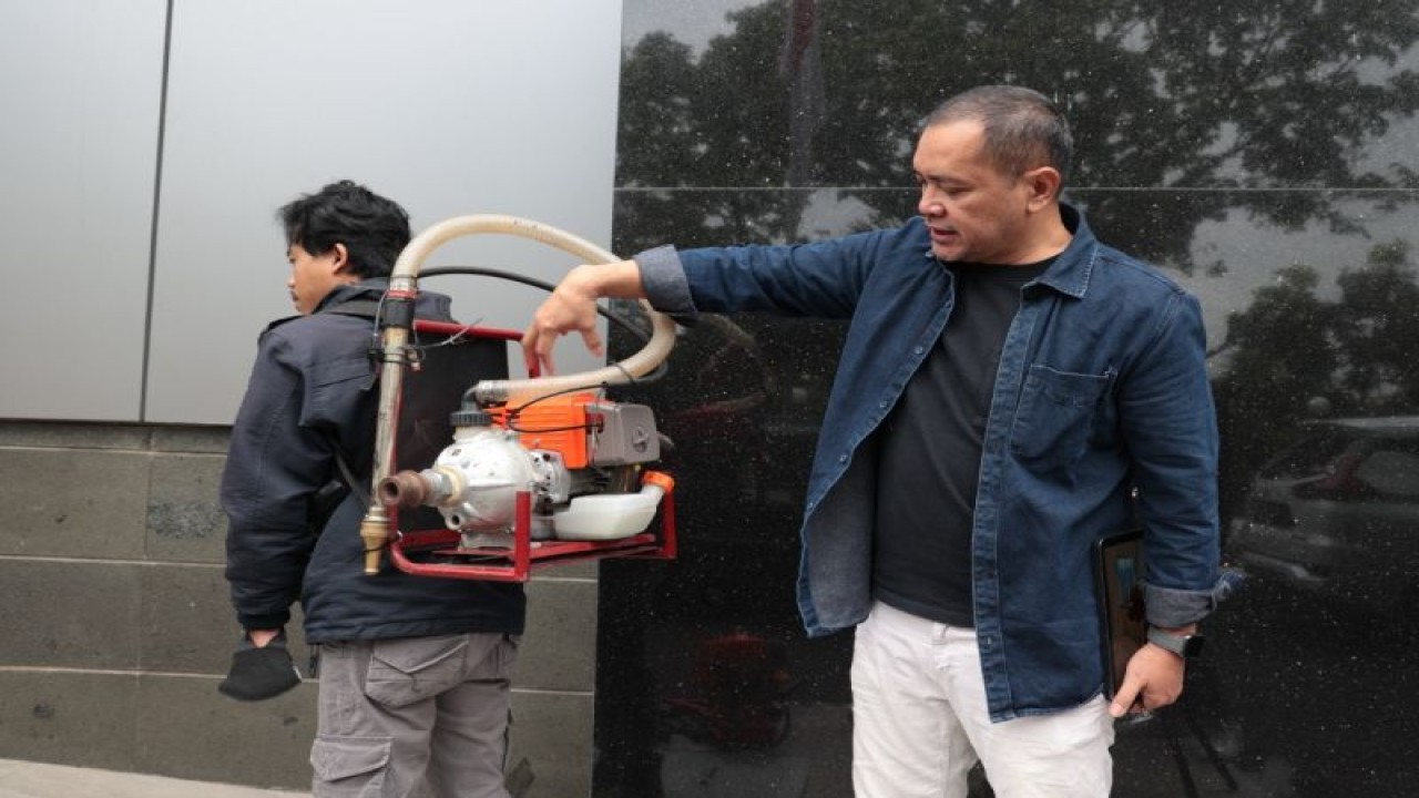 Dosen dan mahasiswa Fakultas Teknik Universitas Pasundan (Unpas) berhasil menciptakan alat pemadam kebakaran yang lebih compact dan bisa digendong bernama Portable Fire Pump. (ANTARA/HO-Humas Unpas)