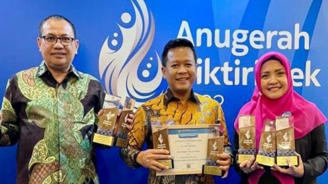 Rektor Universitas Sumatera Utara (USU) Dr Muryanto Amin, S.Sos, M,Si ( tengah) meraih penghargaan dari Pendidikan Tinggi Riset dan Teknologi (Diktiristek) Tahun 2022. (Foto:ANTARA/HO/Humas USU.)