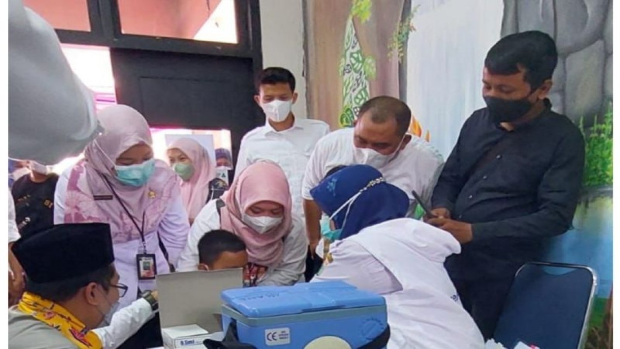 Arsip petugas menyuntikkan vaksin campak rubella kepada salah satu siswa di SD di Bendungan Hilir, Jakarta, Rabu (30/11/2022). ANTARA/HO-Dinkes DKI