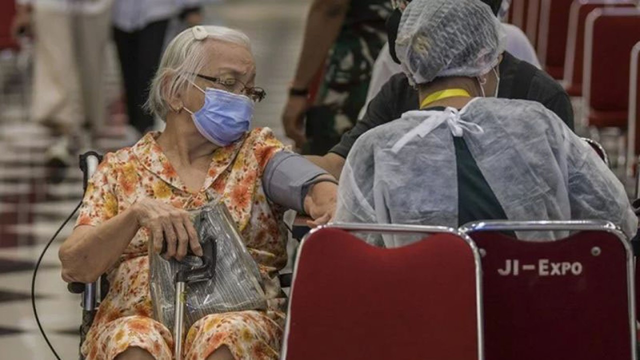 Arsip Foto - Petugas kesehatan memeriksa kesehatan warga lanjut usia yang hendak menjalani vaksinasi COVID-19 dosis penguat di Jiexpo Kemayoran, Jakarta, Selasa (25/1/2022). (ANTARA/Galih Pradipta)