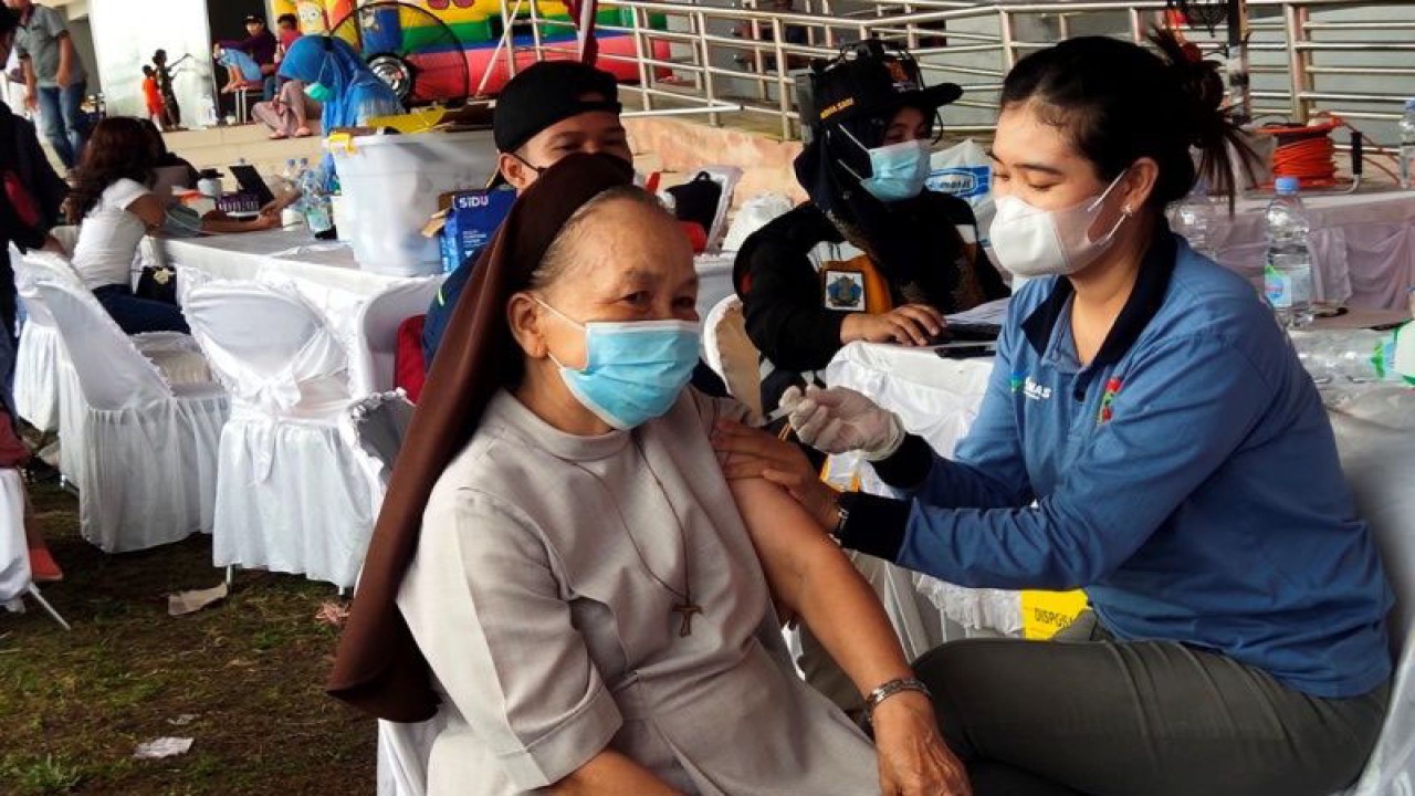 Seorang lansia mengikuti vaksinasi COVID-19 di Kota Palangka Raya, beberapa waktu lalu. (ANTARA/Rendhik Andika)
