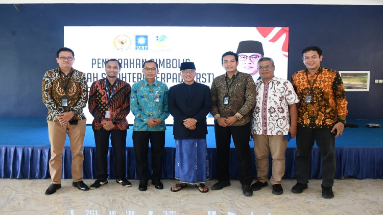 Wakil Ketua MPR RI Yandri Susanto (tengah) menyerahkan secara simbolis bantuan Rumah Sejahtera Terpadu (RST) dari Kemensos) RI/Dok MPR