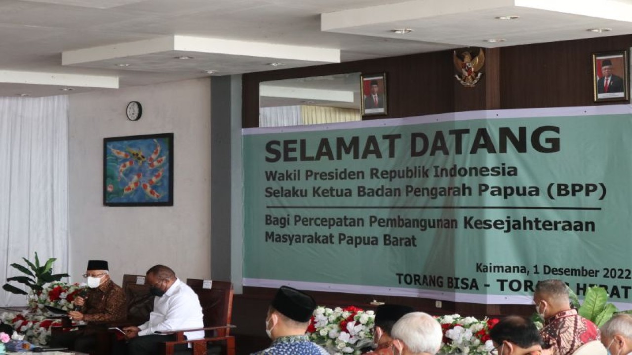 Wakil Presiden Ma'ruf Amin selaku Ketua Badan Pengarah Percepatan Otonomi Khusus Papua (BP3OKP) atau Badan Pengarah Papua (BPP) yang melakukan audiensi bersama Wakil Menteri Dalam Negeri John Wempi Watipo dihadiri Bupati Kaimana Freddy Thie, Bupati Fakfak Untung Tamsil, Bupati Teluk Wondama Hendrik Mambor, Ketua Dewan Adat Kaimana Johan Werfete, para raja adat serta pejabat terkait lainnya di Kaimana, provinsi Papua Barat pada Kamis (1/12/2022). (ANTARA/Desca Lidya Natalia)