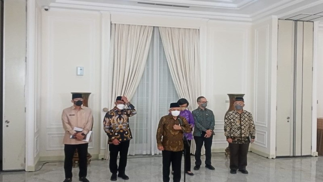 Wakil Presiden RI Ma’ruf Amin memberikan penjelasan terkait hasil Rapat Pleno KNEKS di Jakarta, Selasa (20/12/2022). ANTARA/Rangga Pandu Asmara Jingga