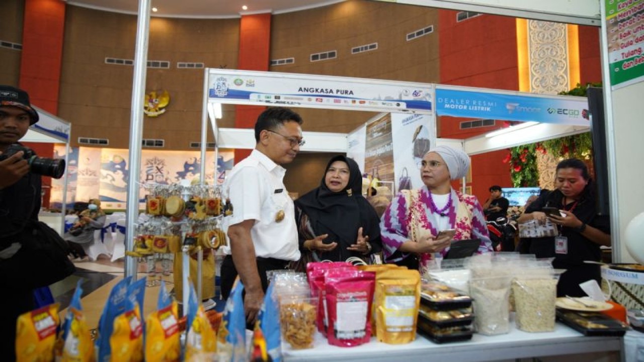 Wali Kota Pontianak Edi Rusdi Kamtono melihat produk-produk UMKM pada Expo IWAPI 2022 di PCC. (Foto ANTARA/HO-Jimi)