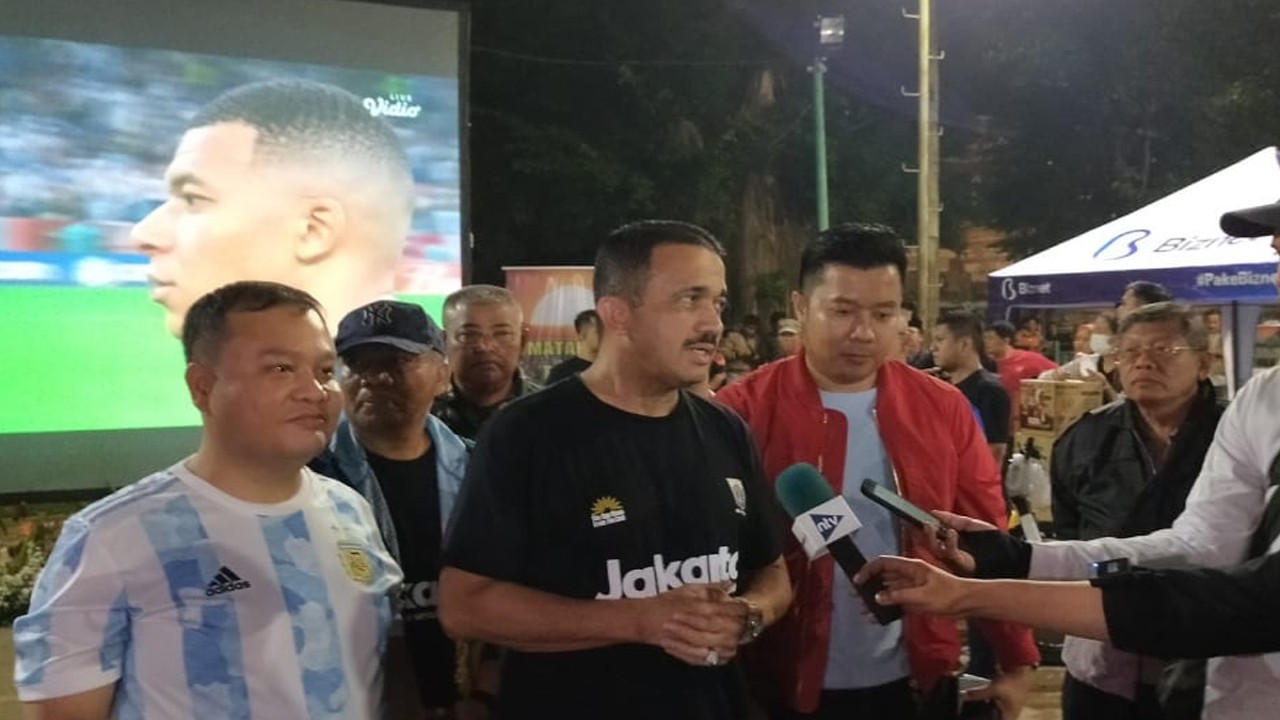 Wali Kota Jakarta Timur Muhammad Anwar ditemani Direktur utama Nusantara TV Randy Monthonaro (jaket merah) dan Direktur Operasional Nusantara TV Dimpos G Valentino (kiri) saat diwawancarai media usai nobar final Piala Dunia 2022.