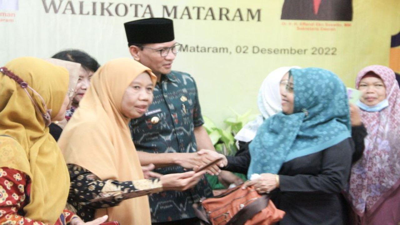 Wali Kota Mataram H Mohan Roliskana (pakai peci) bersalaman dan menyapa sejumlah Pegawai Negeri Sipil (PNS) Kota Mataram yang memasuki masa purna tugas, Jumat (2/12-2022). (Foto: ANTARA/HO Diskominfo)