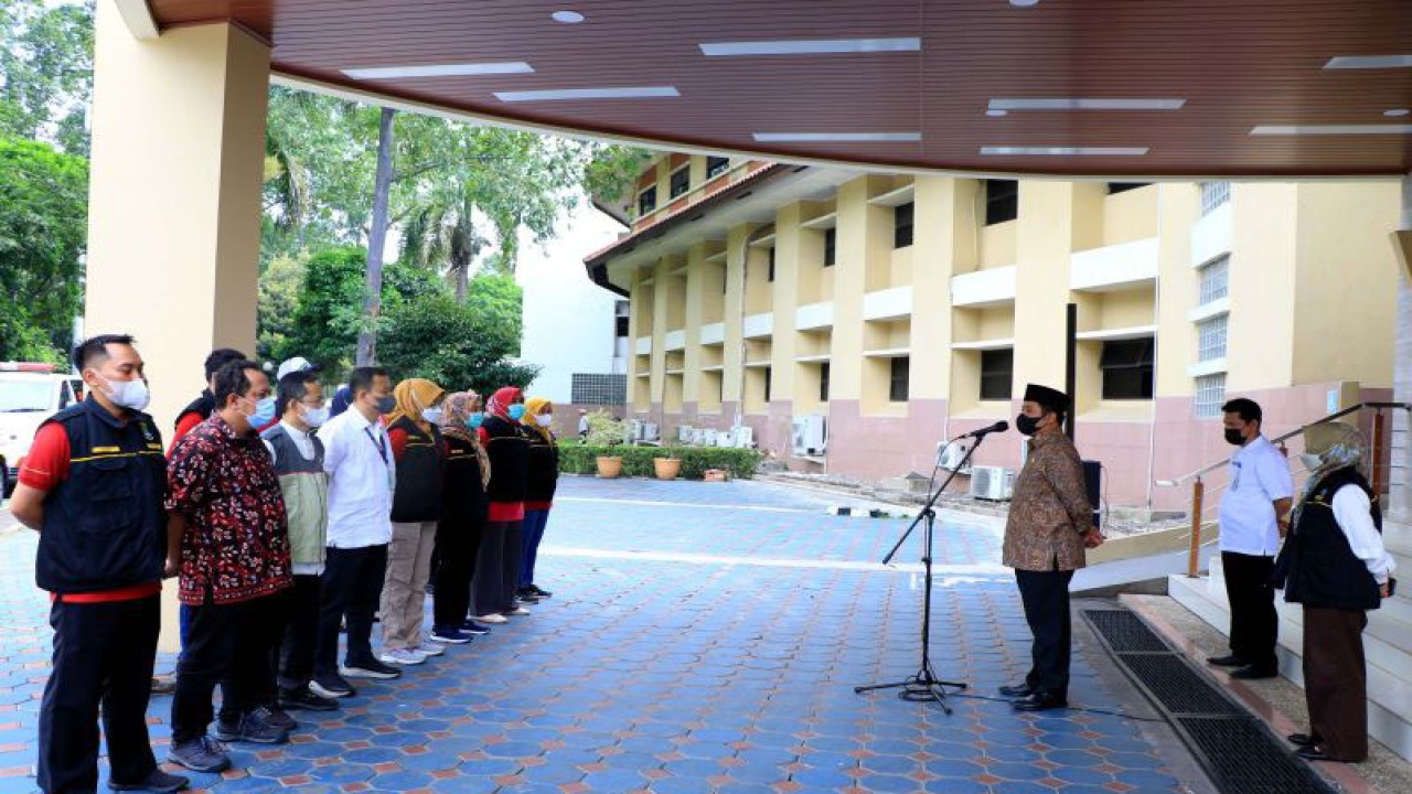 Wali Kota Tangerang Arief R Wismansyah memberikan pengarahan kepada tenaga medis yang ditugaskan memberikan pelayanan kesehatan kepada korban gempa di Cianjur di Puspemkot Tangerang, Jumat.