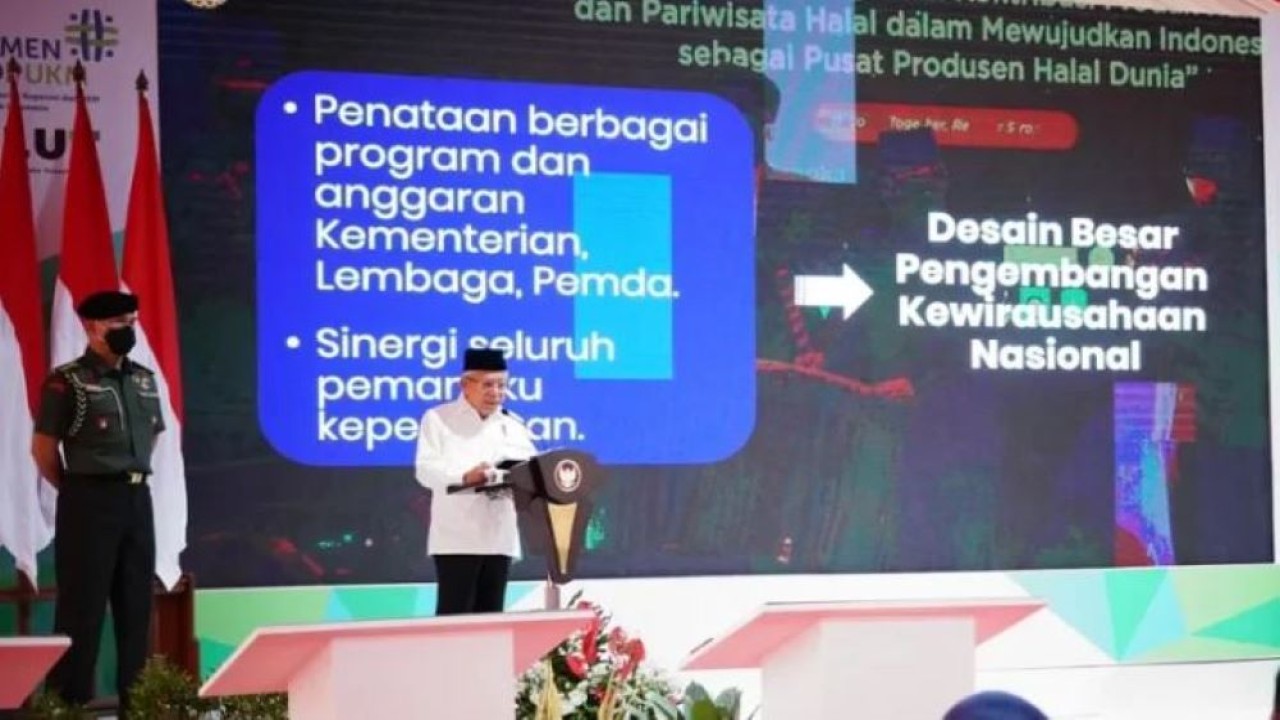 Wapres KH Ma'ruf Amin saat meresmikan secara serentak enam Pusat Layanan Usaha Terpadu Koperasi dan UMKM (PLUT KUMKM) yang tersebar di berbagai kabupaten/kota di Indonesia di PLUT KUMKM Kabupaten Semarang, Selasa, (27/12/2022). (RN-BPMI Setwapres)