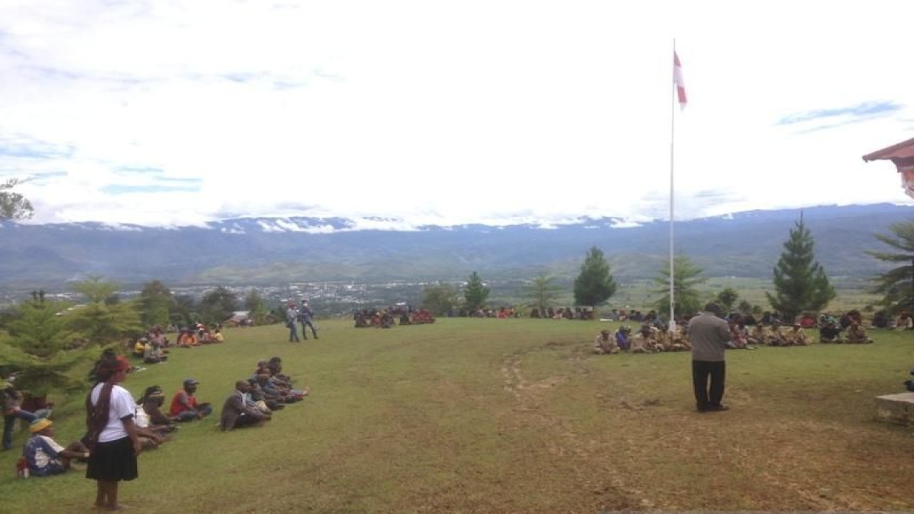 Warga kampung berkumpul di halaman kantor distrik di Kabupaten Jayawijaya, Provinsi Papua Pegunungan. (ANTARA/Marius Frisson Yewun)