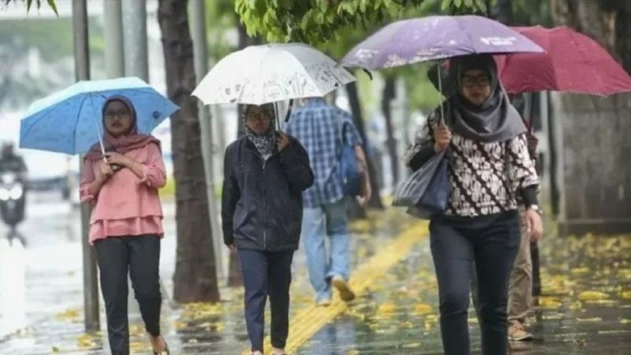 Warga menggunakan payung saat hujan di kawasan Semanggi, Jakarta, Rabu (13/11/2019). ANTARA FOTO/Nova Wahyudi/aww/pri