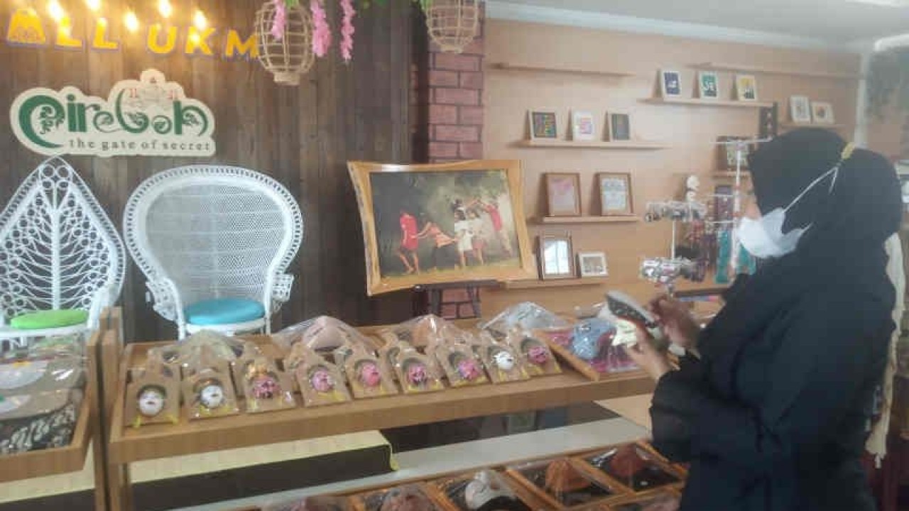 Warga saat memilih suvenir di Mall UKM Kota Cirebon, Jawa Barat, Kamis