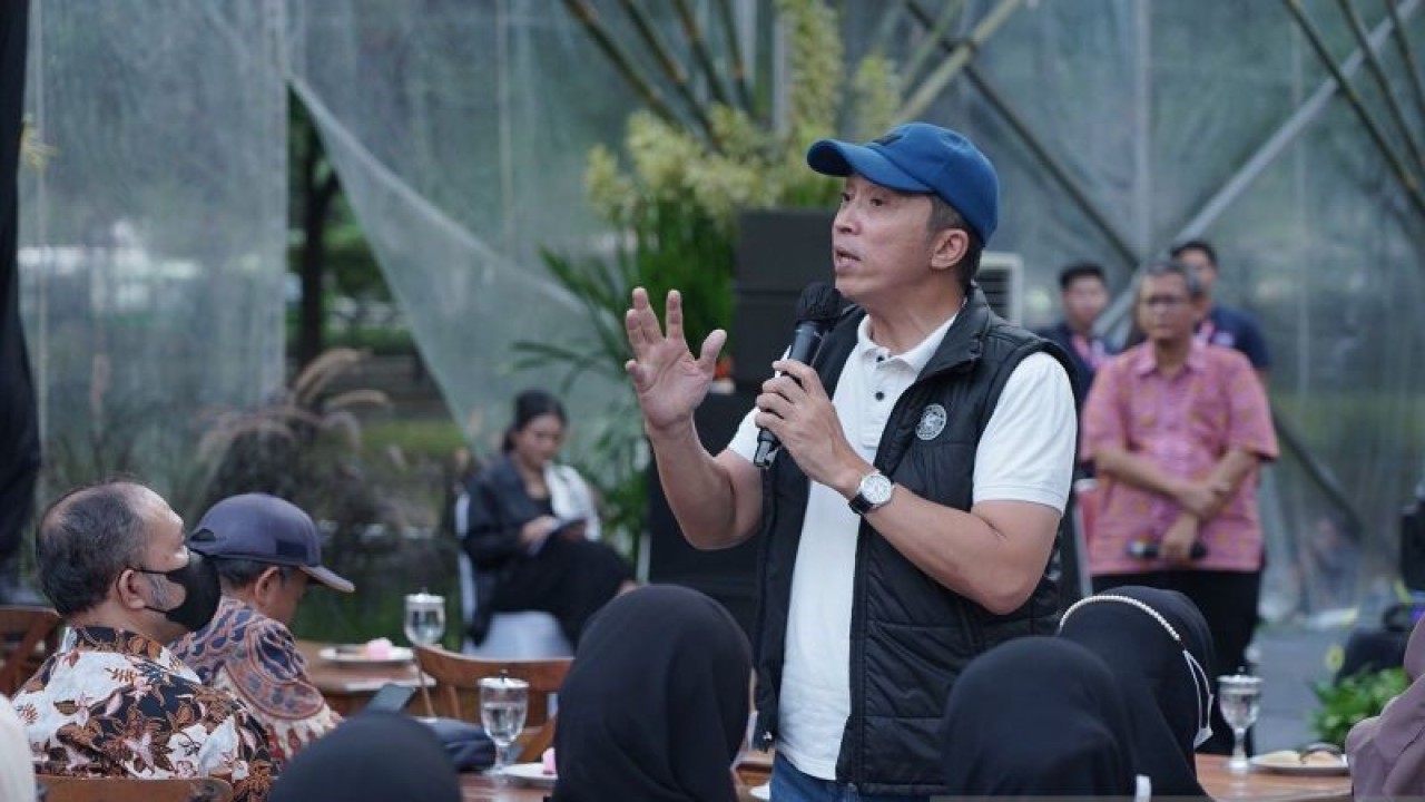 Wakil Wali Kota Bogor Dedie A. Rachim saat menjadi pembicara dalam diskusi 'Anti Korupsi dan HAM' yang menjadi salah satu diskusi tematik dalam puncak Pekan HAM Kota Bogor Tahun 2022 di Halaman Gedung Bakorwil, Sabtu (10/12/2022). (ANTARA/HO/Pemkot Bogor)