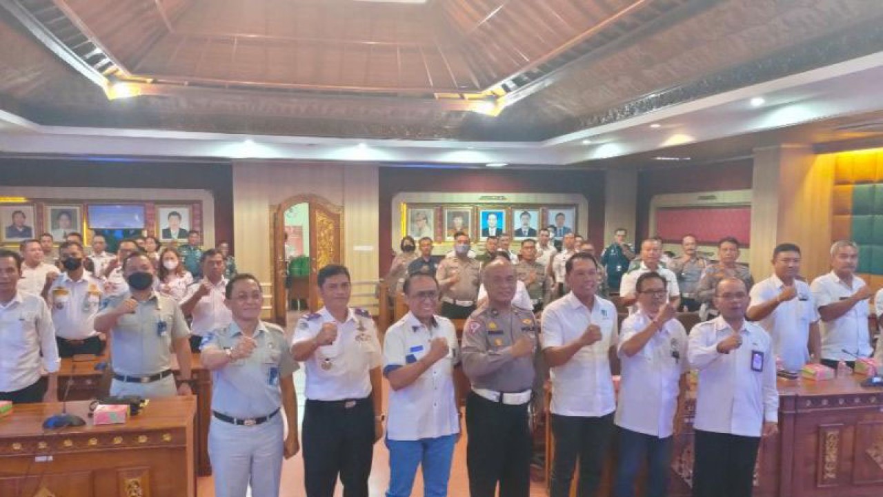 Kepala Dinas Perhubungan Provinsi Bali I Gde Wayan Samsi Gunarta bersama Kepala PT Jasa Raharja Cabang Bali Abubakar Aljufri dan peserta rapat koordinasi di Denpasar, Rabu (21/12/2022). ANTARA/Ni Luh Rhismawati.