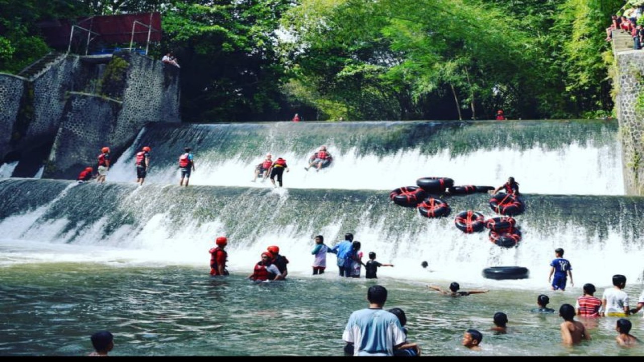 Wisata River Tubing Di West Lagoon Desa Wisata Mlangi Nogotirto