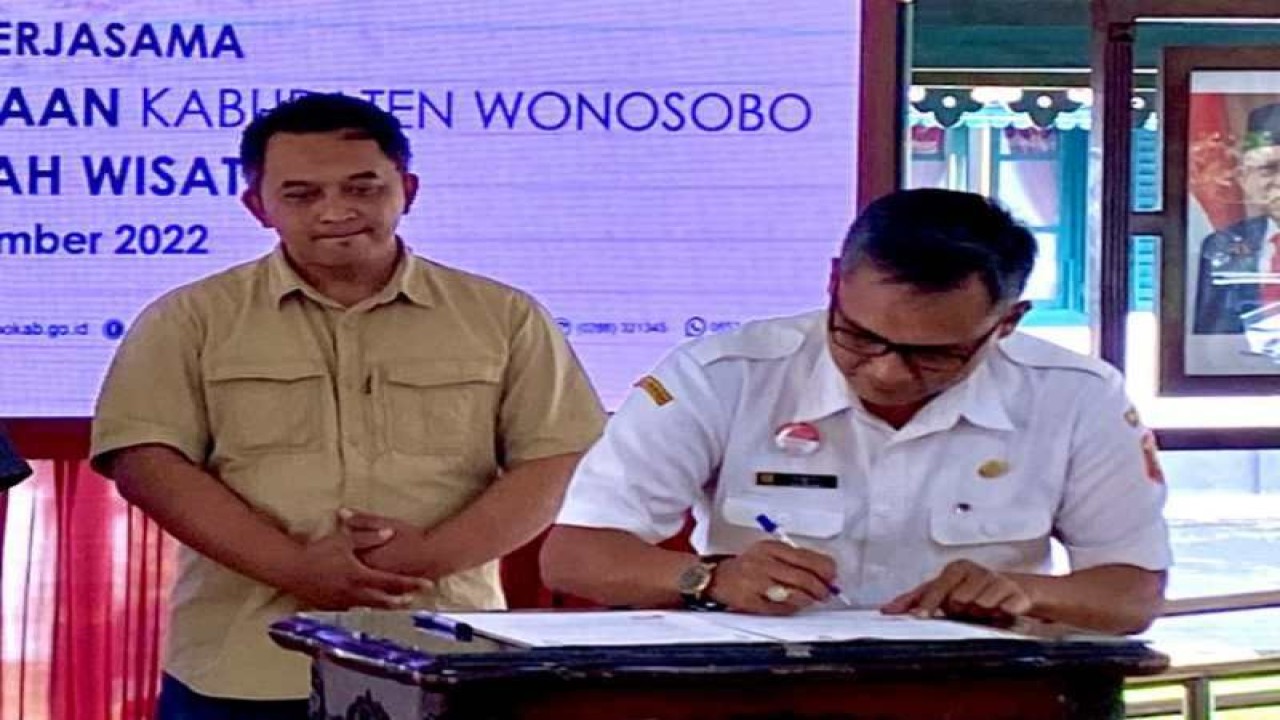 Kepala Dinas Pariwisata dan Kebudayaan Kabupaten Agus Wibowo melakukan penandatanganan kerja sama dengan Yayasan Al Maksum dalam pengembangan seni, budaya, dan pariwisata melalui pembentukan kampung bahasa berbasis pondok pesantren. ANTARA/HO-Dinas Kominfo Kabupaten Wonosobo