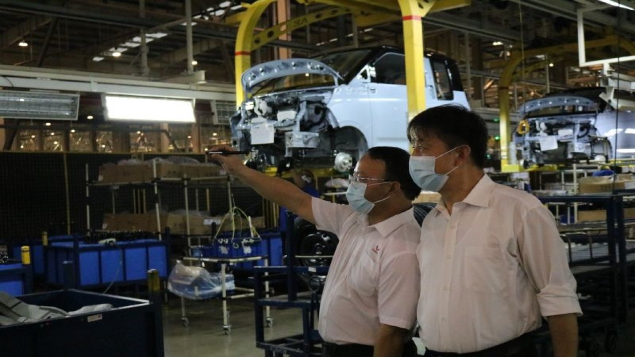Shi Guoyong, Presiden Direktur Wuling Motors menunjukkan proses perakitan kendaraan listrik pertama Wuling di Indonesia, Air ev, kepada Hou Fei, Vice President Gotion High-Tech & Chairman of Liuzhou Gotion Battery. (ANTARA/HO/Wuling)